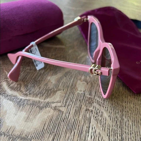 Gucci Rose Sunglasses with Velvet Case display picture 1